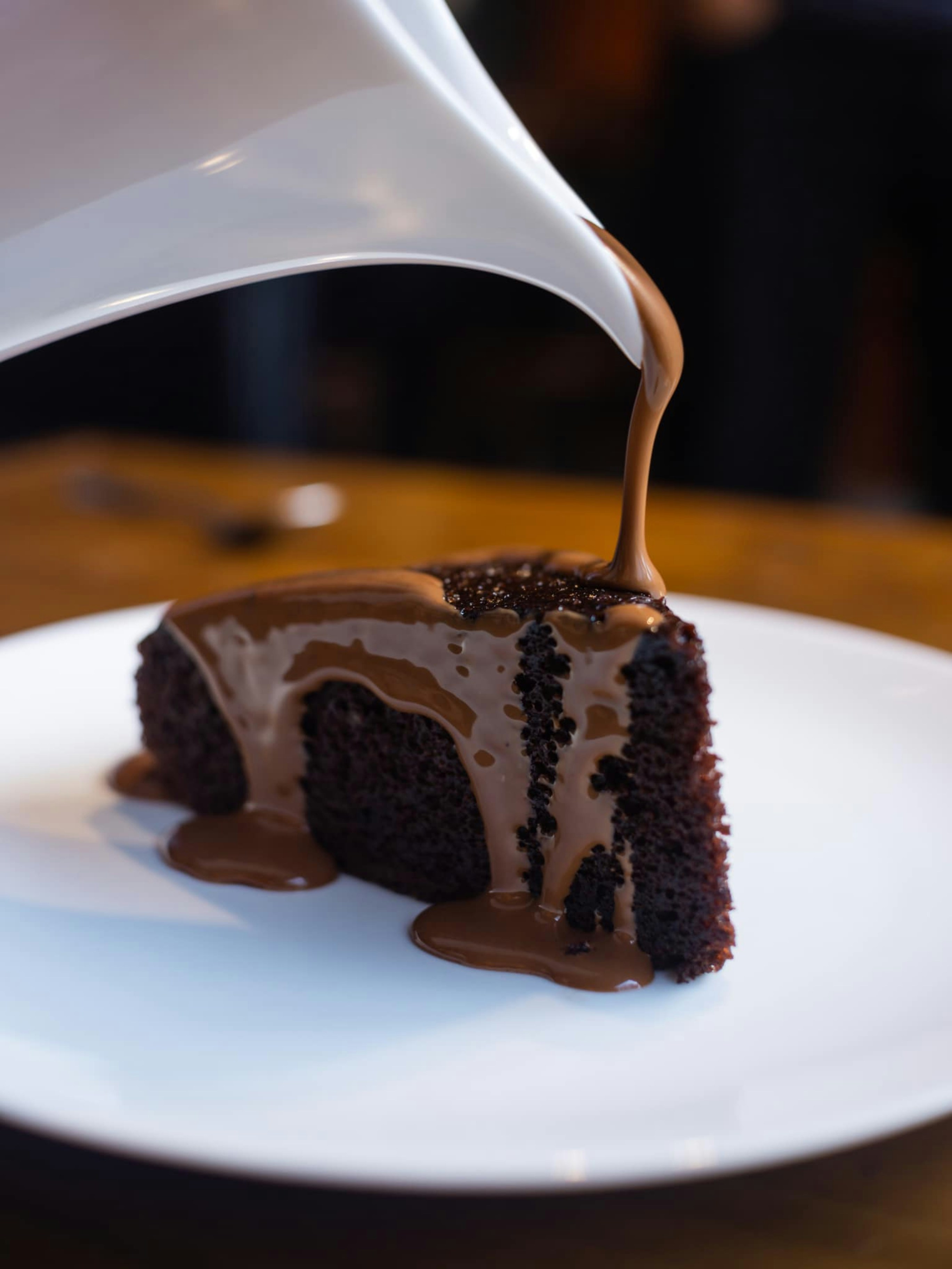 Gateau au chocolat maison avec son coulis chocolat praliné